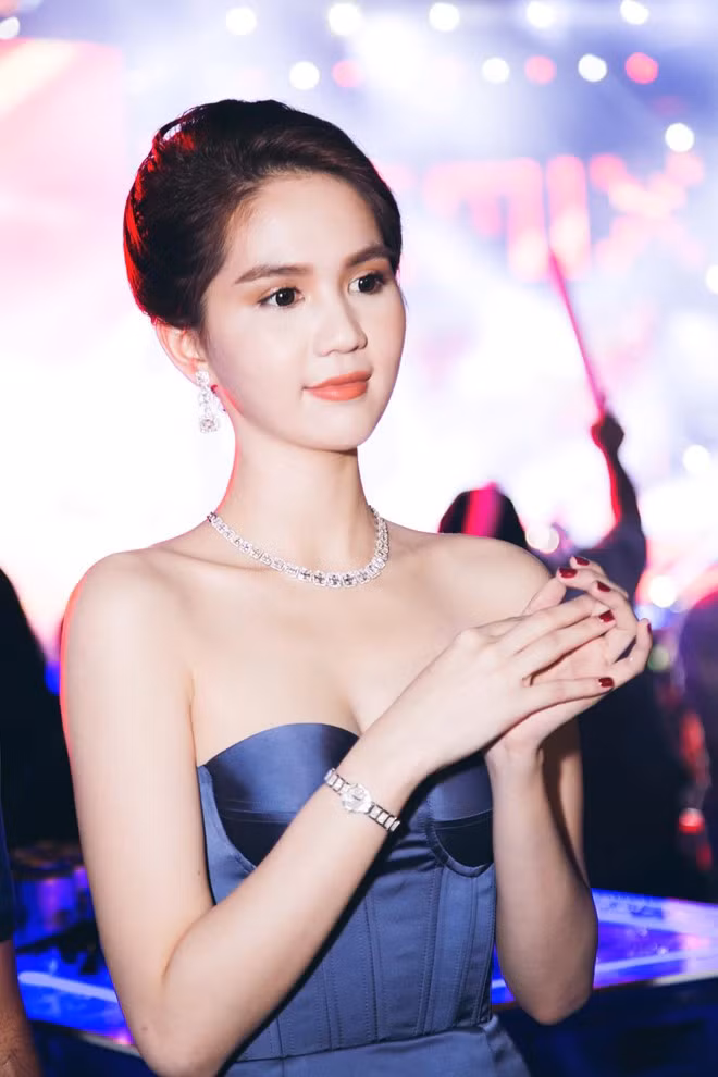 Đến thời điểm này, Ngọc Trinh vẫn chưa có bất kỳ chia sẻ nào về mối tình với tỷ phú Hoàng Kiều. Trong khi đó, bạn trai 72 tuổi cùng quản lý của cô - ông bầu Khắc Tiệp đều xác nhận chuyện tình cảm. Tỷ phú USD cho hay ông hạnh phúc vì trái tim trẻ lại khi yêu Ngọc Trinh. Ông cũng mừng vì mối quan hệ giữa cô với gia đình họ Hoàng tốt đẹp. 