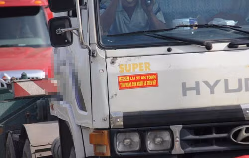 Xuat hien logo tuyen truyen, nghi bien tuong cua “xe vua”?-Hinh-2