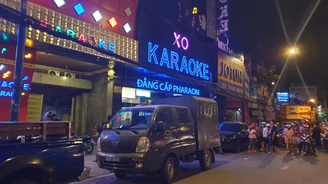 Cong an kham xet quan karaoke cua “dai gia deo vang” Phuc XO xuyen dem-Hinh-2