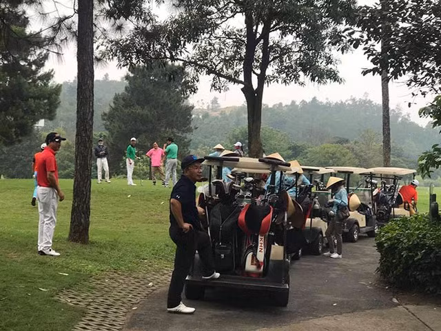 Bat chap lenh gian cach, nhieu nguoi choi van tu tap danh golf-Hinh-2