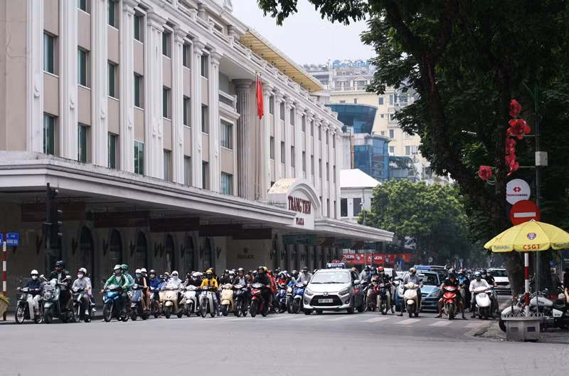 TTTM Tràng Tiền Plaza “đìu hiu” vắng khách dịp 30/4 TTTM Trang Tien Plaza “diu hiu” vang khach dip 30/4