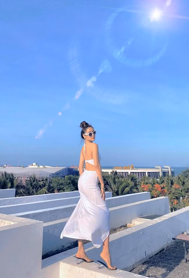 Phương Trinh Jolie diện bộ váy cắt xẻ tứ bề khoe vòng eo săn chắc cùng đôi chân dài miên man.