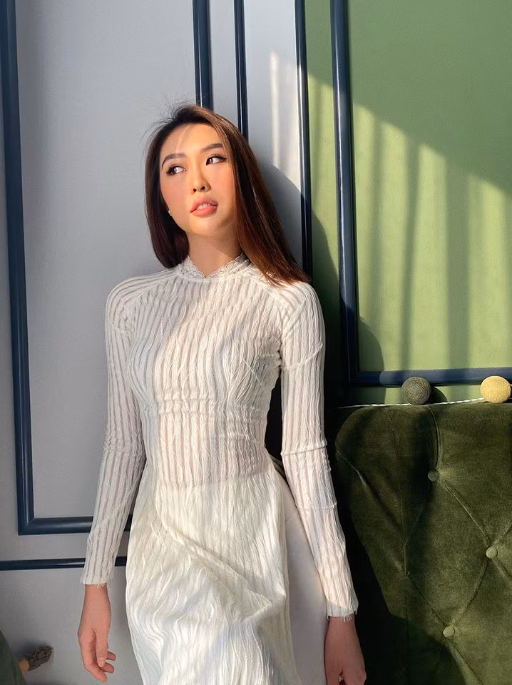 Phương Trinh Jolie diện váy cắt xẻ tứ bề quyến rũ “đốt mắt” Phuong Trinh Jolie dien vay cat xe tu be quyen ru “dot mat”