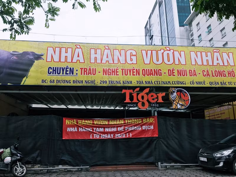 Một số nhà hàng khác thì vẫn treo biển tạm nghỉ để phòng dịch.