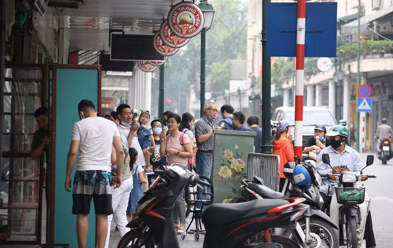 Kem Tràng Tiền Hà Nội cũng khá hút khách.