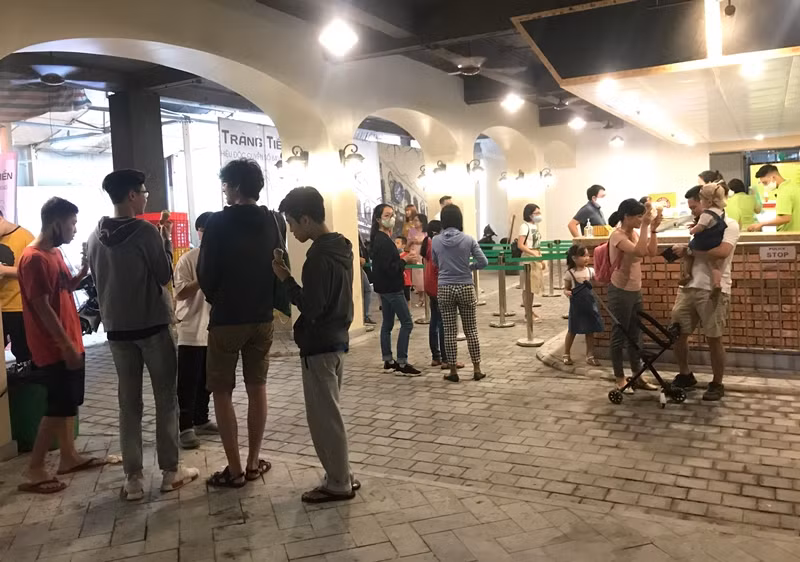Mặc dù bên trong quầy bán kem Tràng Tiền đang sửa chữa, nhưng lượng khách hàng vẫn kéo vào đây nhộn nhịp.