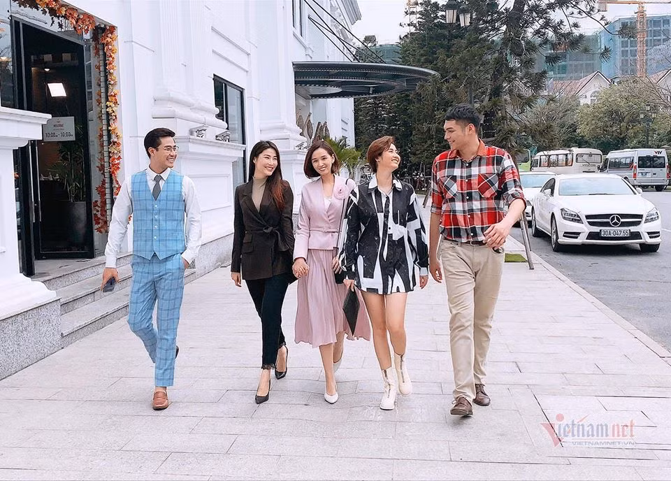 Còn Lã Thanh Huyền chia sẻ với VietNamNet: "Tôi chủ động tạo ra mối quan hệ vui vẻ và thân thiết với các bạn diễn để chúng tôi có một sự kết hợp ăn ý và làm việc hiệu quả. Ngoài đời chúng tôi cũng là một team rất vui. Vì sự thân thiết nên chúng tôi khá quậy trên trường quay, đôi khi tôi và Diễm My, Huyền Lizzie, Thuỳ Anh, Diễm Hương còn làm đạo diễn phát cáu vì 'buôn dưa lê' nhiều quá. Cảnh quay cứ có mấy chị em là quậy tưng cả đoàn lên".