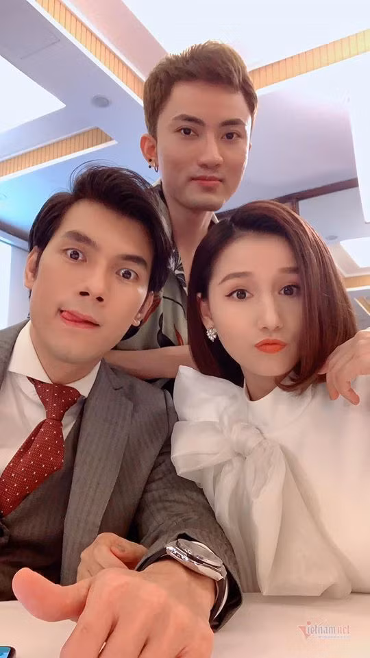 Nam diễn viên biểu cảm hài hước bên Lã Thanh Huyền.