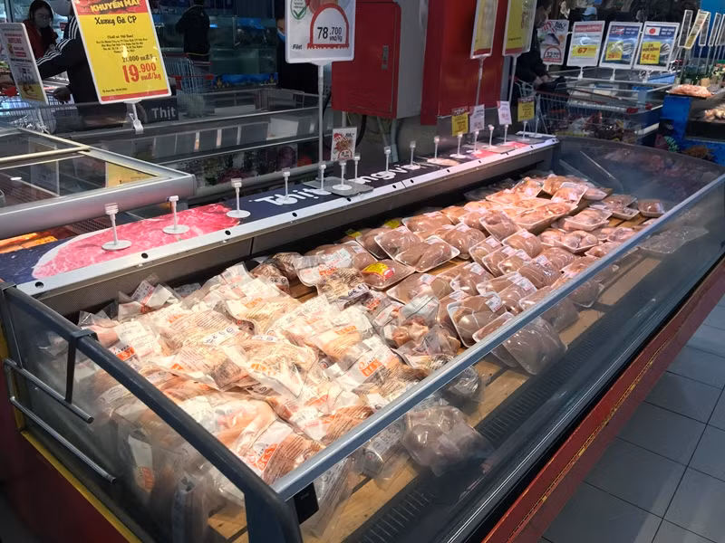 Các tủ thực phẩm thịt tươi sống tràn ngập, khách không lo thiếu hàng.