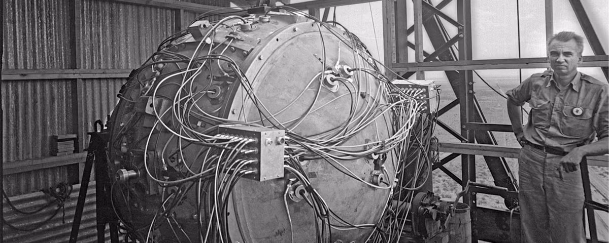 Theo lệnh của Tổng thống Roosevelt, Dự án Manhattan do Julius Oppenheimer đứng đầu được bí mật triển khai với sự tham gia của hàng trăm nhà khoa học, chuyên gia hàng đầu nhằm nghiên cứu, chế tạo vũ khí hạt nhân.