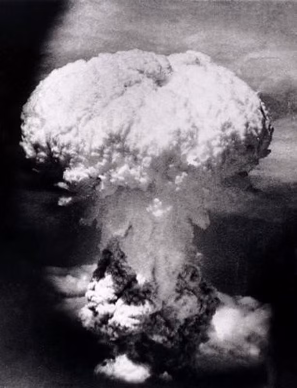 Cụ thể, vào ngày 6/8/1945, Mỹ thả quả bom nguyên tử đầu tiên có tên Little Boy xuống thành phố Hiroshima, Nhật Bản với sức công phá 13 kiloton. Hậu quả là khoảng 90.000 người thiệt mạng và khoảng 90% nhà cửa, các công trình ở Hiroshima thành phố bị phá hủy.