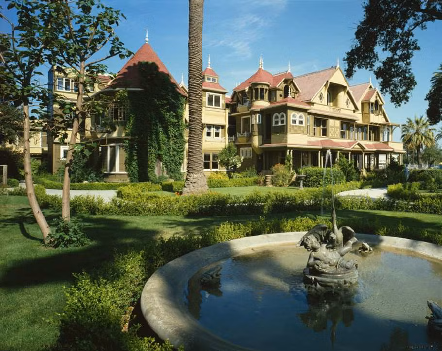 Winchester là tên căn biệt thự như mê cung do Sarah Winchester tự thiết kế. Bà xây dựng ngôi nhà rộng 2.222 m2 ở San Jose, California, Mỹ. Tòa biệt thự đồ sộ này gồm 160 phòng ẩn chứa bí mật rùng rợn.