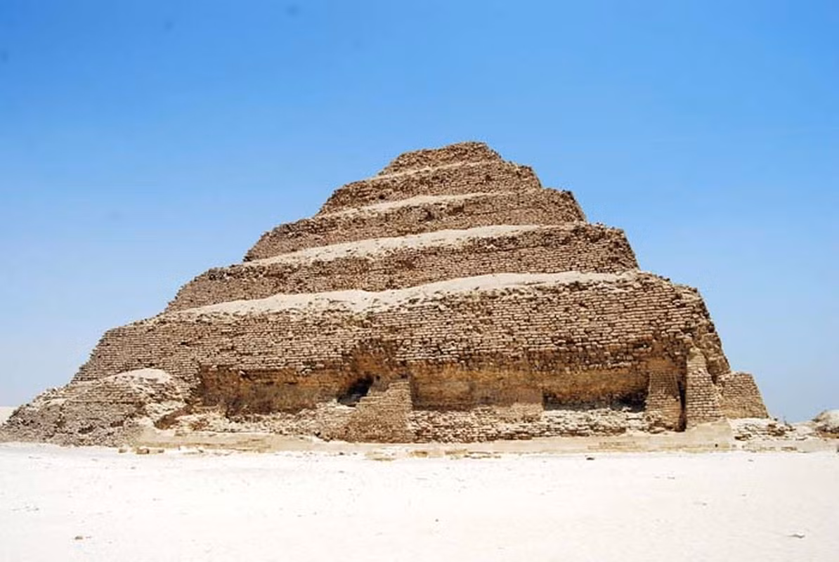 Một dấu ấn quan trọng trong cuộc đời tể tướng Imhotep là việc thiết kế, xây dựng kim tự tháp bậc thang hay còn gọi kim tự tháp Djoser dành cho pharaoh Djoser. Đây được cho là kim tự tháp đầu tiên ở Ai Cập cũng như công trình này đặt nền móng cho việc xây các công trình tương tự trong những thế kỷ tiếp theo.