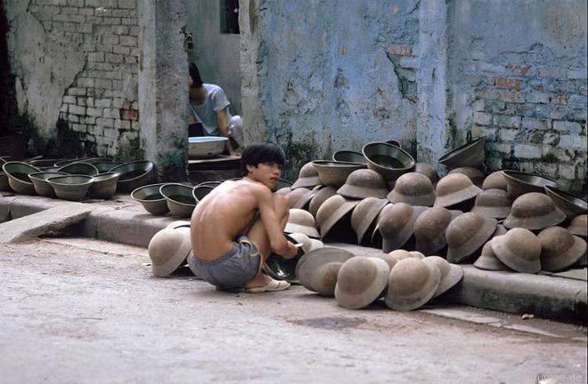 Một cơ sở sản xuất mũ cối tại Hà Nội.