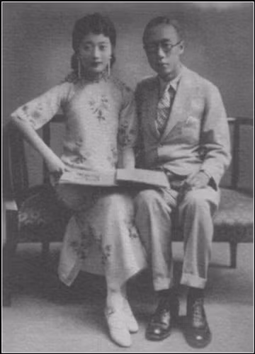 Hôn lễ của Uyển Dung với vua Phổ Nghi được tổ chức xa hoa vào cuối năm 1922. Uyển Dung là hoàng hậu chính thức của nhà Thanh từ đó cho đến khi chế độ quân chủ bị bãi bỏ vào năm 1924.