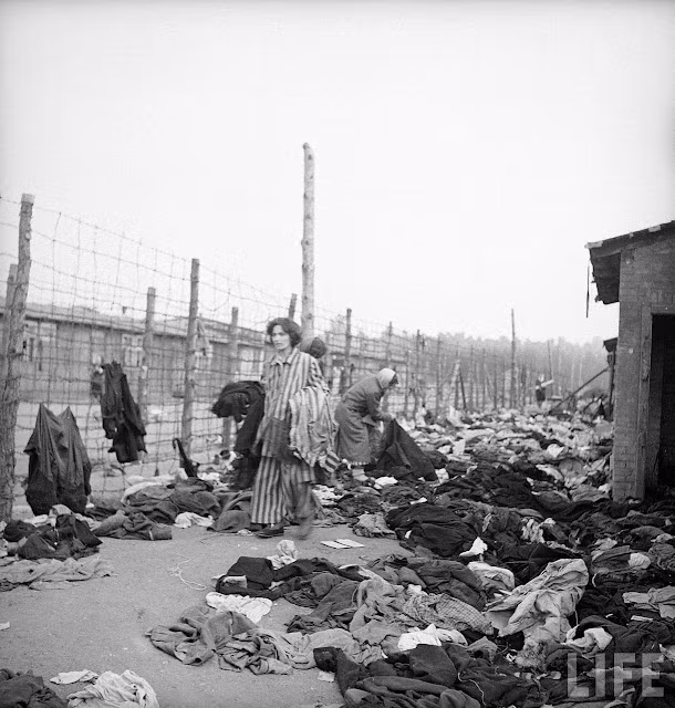 Quần áo, đồ đạc của các tù nhân bị vứt vương vãi khắp nơi trong trại Bergen-Belsen.