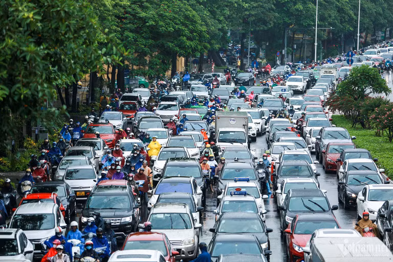 'Soái ca' lái xe tải hiện ra trong mưa giữa dòng xe kín đặc 'Soai ca' lai xe tai hien ra trong mua giua dong xe kin dac