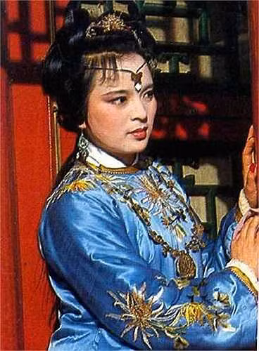 Đứng thứ 4 trong danh sách này là Giả Thám Xuân. Mỹ nhân này sở hữu dung mạo kiều diễm khiến Lâm Đại Ngọc cũng phải dành lời khen. Nàng được mô tả có vóc dáng cao ráo, đôi mắt sáng và sắc sảo, lông mày dài tựa lá liễu trước gió. Giả Thám Xuân rất có tài thư pháp và văn chương. (Ảnh trong bài mang tính minh họa).