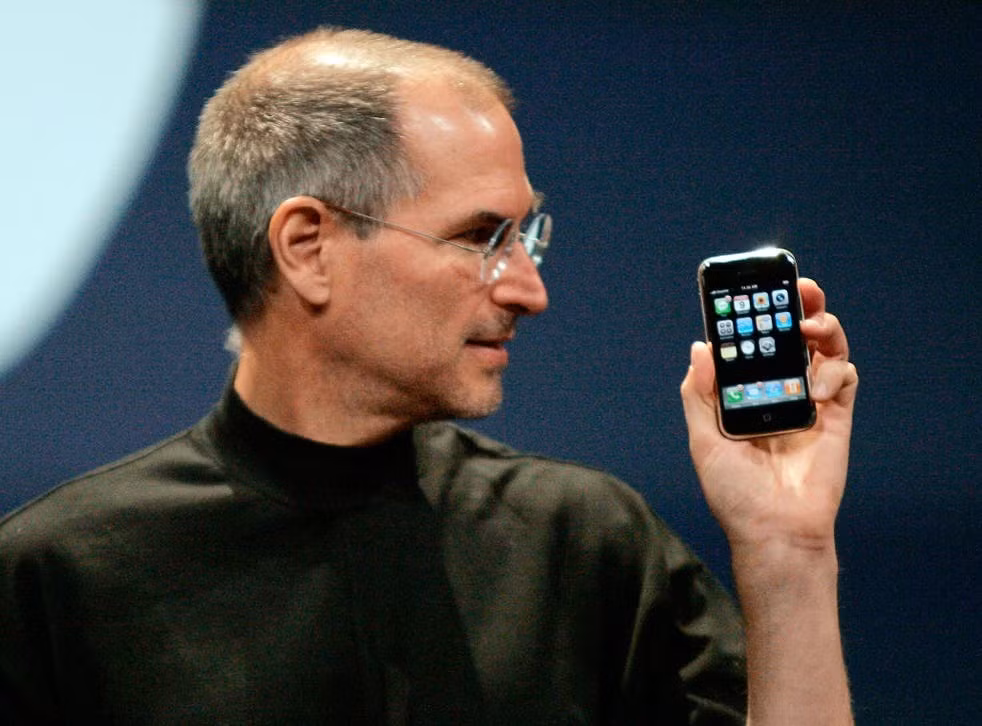 Cũng trong năm 2007, Steve Jobs "trình làng" mẫu iPhone đầu tiên với thế giới và đã tạo ra bước ngoặt trong lĩnh vực công nghệ.