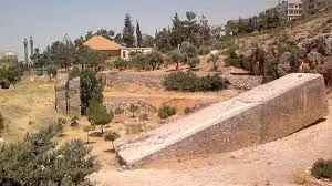 Theo các chuyên gia, bệ đá nằm trong tàn tích thị trấn Baalbeck nặng khoảng 800 - 1.200 tấn.