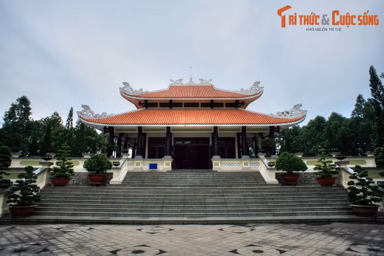 Khu lưu niệm tọa lạc trong khuôn viên tộng 6,7 ha, có không gian rợp bóng cây xanh, luôn lộng gió sông Hậu. Các công trình chính ở nơi đây gồm đền thờ và nhà trưng bày giới thiệu về cuộc đời hoạt động của Bác Tôn.