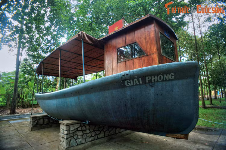 Trong khuôn viên Khu lưu niệm còn lưu giữ nhiều hiện vật đặc biệt, như chiếc ca nô mang tên Giải phóng, từng được Chủ tịch Tôn Đức Thắng điều khiển để đưa bản thân mình và một số cán bộ cách mạng bị tù đày ở Côn Đảo trở về đất liền.