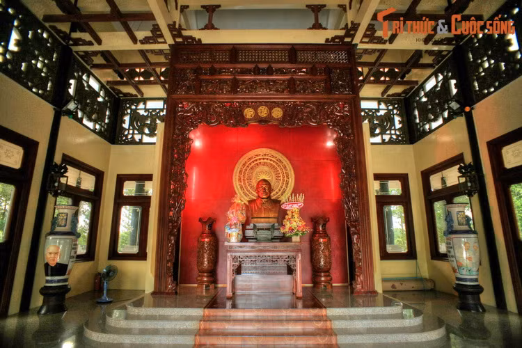 Đền thờ Chủ tịch Tôn Đức Thắng có kiến trúc uy nghiêm và bề thế, nằm ở trung tâm khu lưu niệm. Nơi đây đặt tượng bán thân của Bác Tôn. Quanh tượng có bao lam trang trí hoa văn mang mô típ dân tộc như rồng, cuốn thư, cây trúc, cá chép...