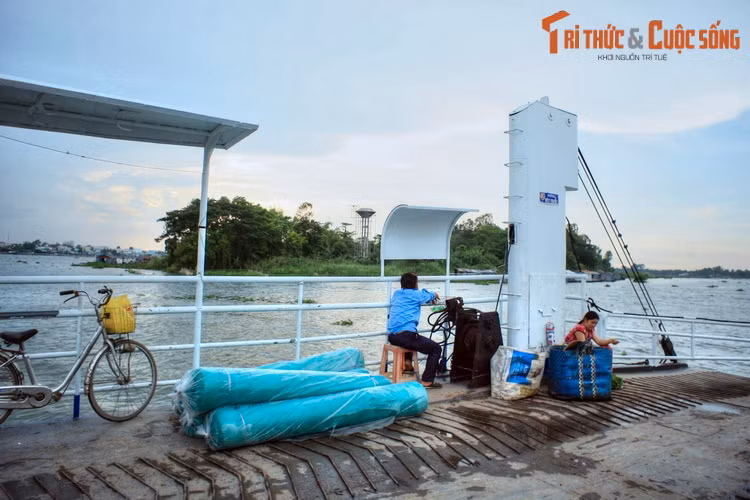 Nằm trên dòng sông Hậu, thuộc xã Mỹ Hòa Hưng, thành phố Long Xuyên, cù lao Ông Hổ là một một trong những địa danh du lịch nổi tiếng nhất của tỉnh An Giang.