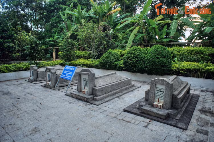 Phía sau ngôi nhà này có 4 ngôi mộ của cha, mẹ và vợ chồng người em trai Chủ tịch Tôn Đức Thắng.