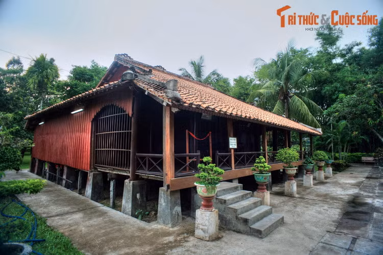 Đối diện với Khu lưu niệm là ngôi nhà do cha của Chủ tịch Tôn Đức Thắng là ông Tôn Văn Đề cất năm 1887. Ngôi nhà làm theo kiểu nhà sàn truyền thống ở nông thôn Nam Bộ, là nơi Bác Tôn cất tiếng khóc chào đời và sống suốt thời niên thiếu.