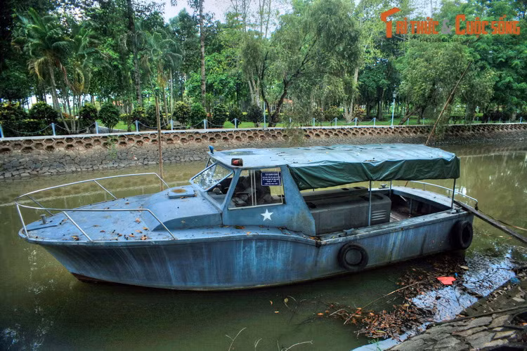 Tàu "giang cảnh" là chiếc tàu tuần tra đường sông của quân đội Mỹ, được chính quyền cách mạng trưng dụng, từng đưa Chủ tịch Tôn Đức Thắng từ bờ sông ở Long Xuyên về thăm cù lao Ông Hổ vào tháng 10/1975...