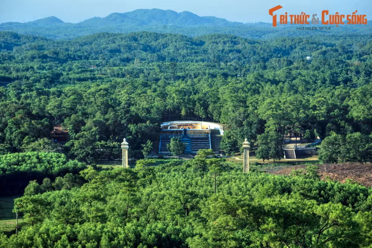 Đỉnh của núi Đại Thiên Thọ nằm thẳng hướng với trục chính của lăng Gia Long và là địa điểm tốt nhất để cảm nhận vẻ đẹp hài hòa với thiên nhiên của lăng mộ vị vua khai sáng triều Nguyễn.