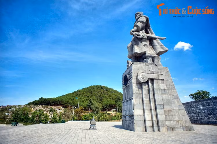 1. Nằm ở bờ Nam sông Hương, cách trung tâm thành phố Huế 4 km về phía Nam, núi Ngự Bình - dân gian thường gọi ngắn gọn là núi Ngự - là ngọn núi biểu tượng, gắn với lịch sử hình thành và phát triển Cố đô Huế thời nhà Nguyễn.