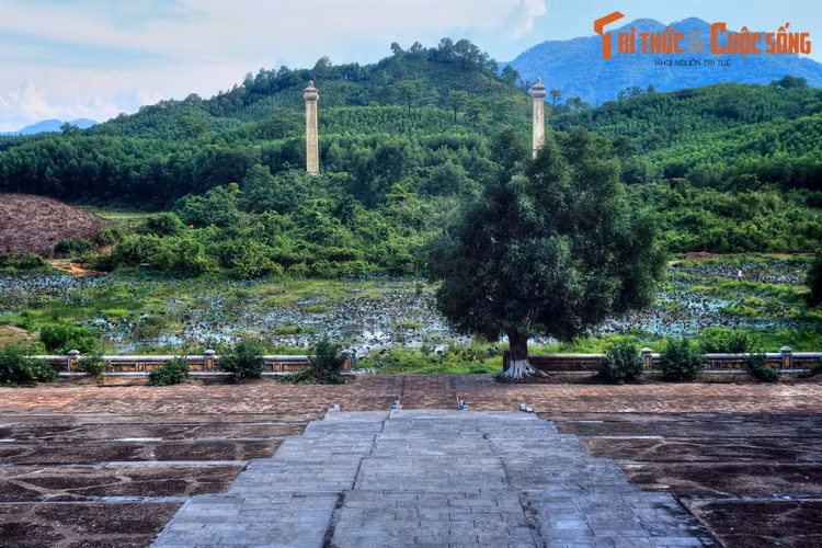 2. Lăng vua Gia Long ở Cố đô Huế nằm trong một vùng đất rộng lớn với 42 ngọn núi, đồi lớn nhỏ. Trong đó, núi Đại Thiên Thọ là ngọn núi trung tâm, nằm đối diện với nơi vua an nghỉ. Tên núi cũng là tên toàn bộ khu lăng: Thiên Thọ Lăng.