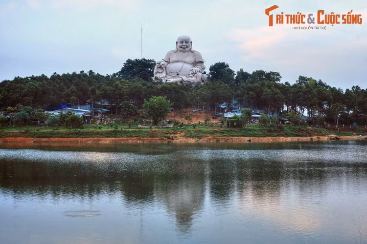 Tượng Phật Di Lặc soi bóng xuống hồ Thủy Liêm trên đỉnh núi Cấm. Trên ngọn núi này có nhiều cảnh đẹp và công trình tâm linh bề thế, là một điểm hành hương quan trọng của Nam Bộ.