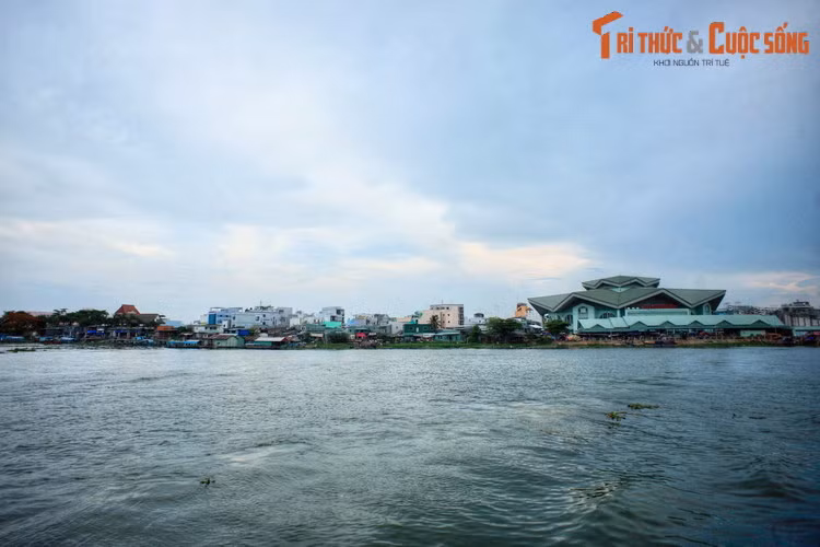 Thành phố Long Xuyên nhìn từ sông Hậu, với chợ Long Xuyên phía bên phải. Long Xuyên là thủ phủ tỉnh An Giang, đồng thời là thành phố lớn thứ hai của đồng bằng Sông Cửu Long, sau thành phố Cần Thơ.