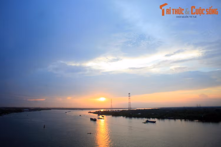 Chảy qua các tỉnh An Giang, Đồng Tháp, Tiền Giang, Vĩnh Long, Trà Vinh và Bến Tre, rồi đổ ra biển Đông, sông Tiền là một trong hai nhánh sông chính đã bồi đắp nên vùng đồng bằng Sông Cửu Long trù phú của mảnh đất hình chữ S.