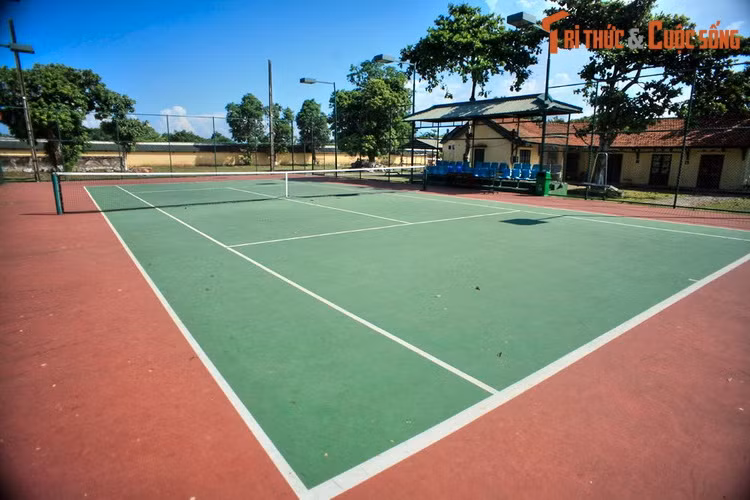 Chủ nhân của sân tennis này chính là Bảo Đại – ông vua nổi tiếng với lối sống Âu hóa của nhà Nguyễn. Tại Huế, vua Bảo Đại đã cho xây dựng ba sân tennis ở các địa điểm khác nhau, trong đó sân tennis ở Tử Cấm Thành được xây dựng năm 1933, nằm cạnh điện Kiến Trung.