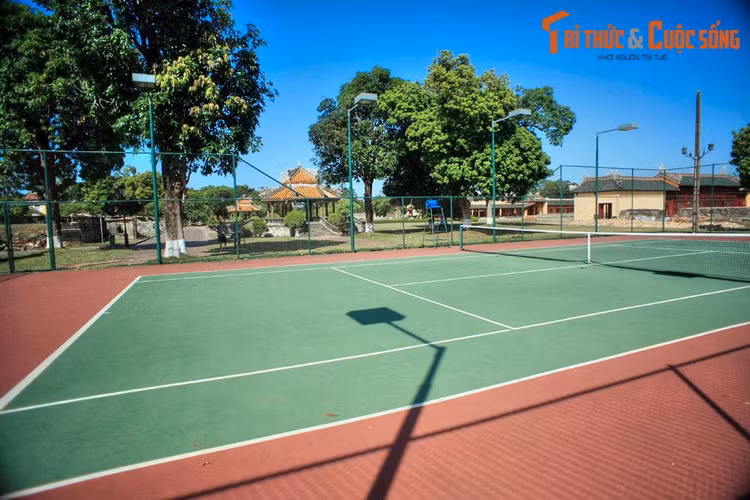 Dưới triều vua Bảo Đại, sân tennis này là nơi phục vụ hoạt động thể thao của hoàng gia và tiếp đón quan khách. Sau năm 1945, sân tennis bị bỏ hoang và xuống cấp dần. Đến năm 2007, công trình này được phục hồi để phục vụ du lịch.