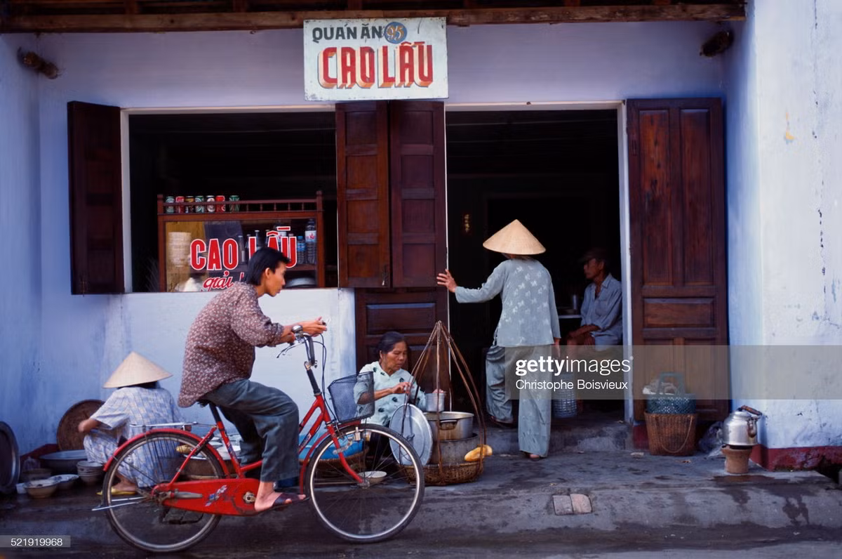 Bên ngoài một quán cao lầu ở phố cổ Hội An. Ảnh: Christophe Boisvieux/ Getty Images.