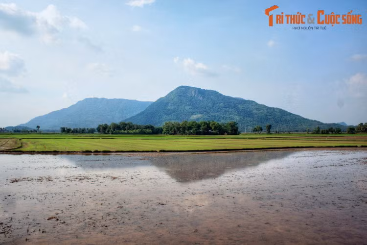 Theo quan niệm xưa, đạo sĩ thường là những người tu hành trên núi, có đạo hạnh, nhập thế hành đạo giúp đời, được nhân dân kính trọng. Vào thời Pháp thuộc, nhiều đạo sĩ náu mình ở vùng Bảy Núi, khi đó còn rất hoang vu, hầu như không có dân cư sinh sống.