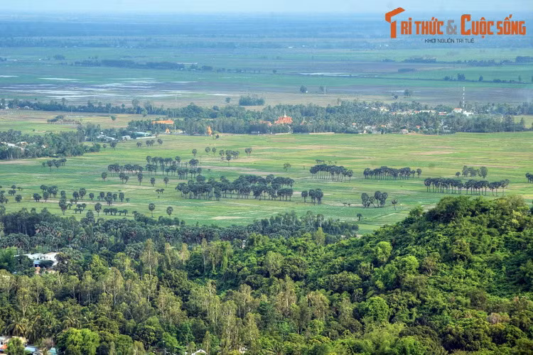 Từ thuật biến hình, một đạo sĩ nổi danh vùng Thất Sơn thế kỷ trước là Đơn Hùng Tín đã luyện thành thuật thiên linh, có khả năng biến hóa thân thể, độn thổ, lặn sông cả ngày không cần thở.