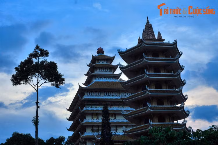 Một đạo sĩ đáng chú ý khác là Mười Chi. Dù biết phép biến hình, nhưng ông ít sử dụng môn đó mà thường dùng bùa Lỗ Ban và bùa Thủy Hỏa để làm việc tốt. Thi thoảng ông dùng bùa để trêu chọc người đời cho vui, hoặc trị những kẻ ác, kẻ xấu.