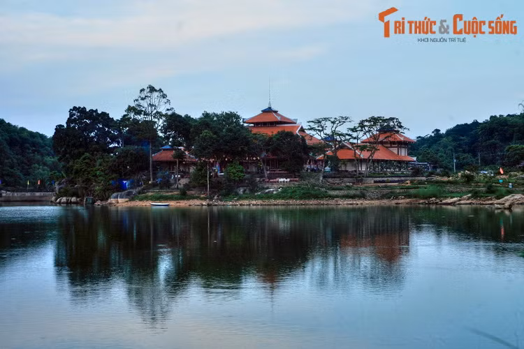 Ngoài võ biến hình, vùng Bảy Núi còn có võ bình phong lạc nhạn do đạo sĩ Trường Sơn khai sáng. Người lĩnh hội được môn võ biến ảo khôn lường này có khả năng nhảy lên không trung và tung ra ba đòn hiểm.