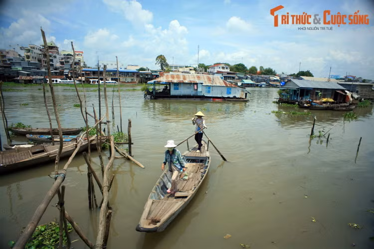 Cũng như sông Tiền, sông Hậu đã trở thành tên một tỉnh, đó là tỉnh Hậu Giang. Nằm ở bờ Nam sông Hậu, tỉnh Hậu Giang có một nền văn hóa sông nước đặc sắc, từng được cả nước biết đến với chợ nổi Phụng Hiệp. Tiếc rằng khu chợ này đã dừng hoạt động vào những năm 2000.