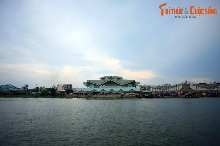 Trên bản đồ du lịch, sông Hậu gắn những những tuyến du lịch sông nước đặc sắc như khám phá chợ nổi, làng bè, ghé thăm và thưởng thức đặc sản địa phương trên các cù lao giữa sông...