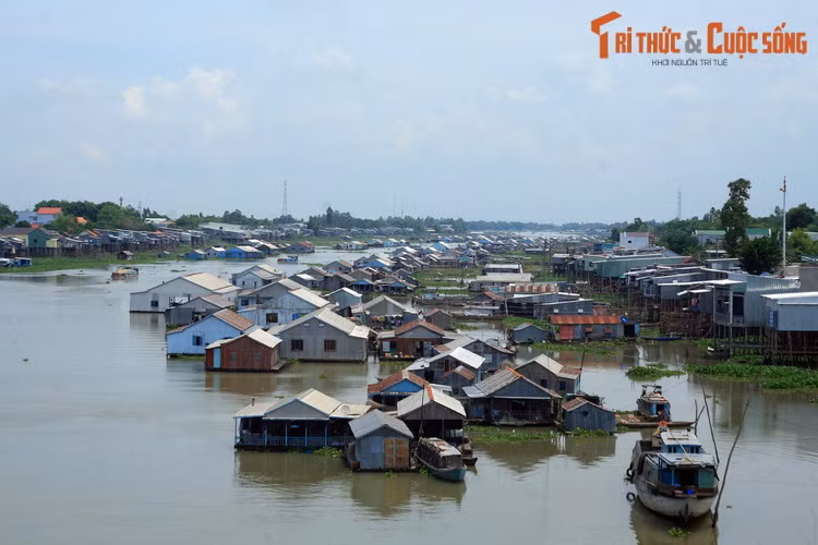 Điều này được thể hiện rõ nét ở làng nổi Châu Đốc, nơi có hàng nghìn căn nhà nổi và bè cá xếp cạnh nhau kéo dài vài cây số dọc theo sông Hậu ở địa phận thành phố Châu Đốc, tỉnh An Giang. Đây là một điểm đến nổi tiếng, mang đậm nét văn hóa vùng sông nước Nam Bộ.