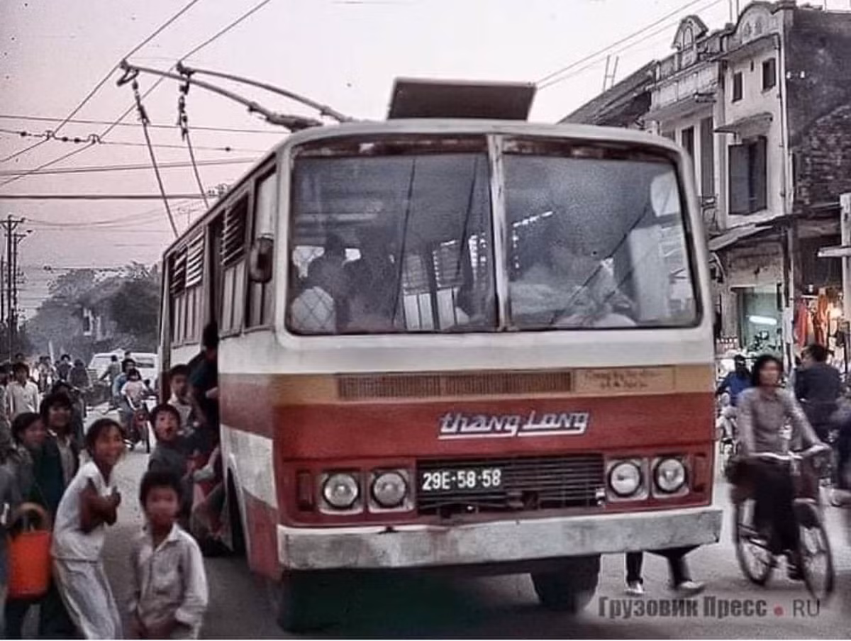  Tàu điện bánh hơi chạy trên phố Hàng Bột (nay là phố Tôn Đức Thắng), Hà Nội năm 1989. Cùng với tàu điện chạy trên ray, tàu điện bánh hơi từng là một loại hình phương tiện giao thông công cộng độc đáo ở Hà Nội thập niên 1980.