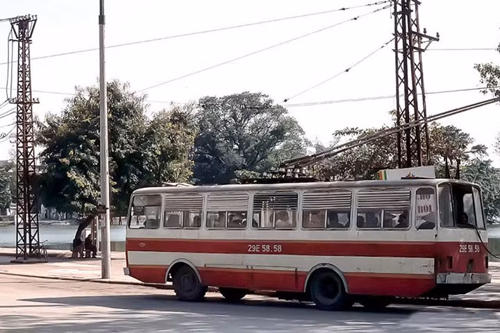 Do thiếu vốn đầu tư nâng cấp và nhân rộng nên việc thử nghiệm tàu điện bánh hơi không thành công lắm. Đến đầu thập niên 1990, cả tàu điện thông thường lẫn tàu điện bánh hơi đều dừng hoạt động.