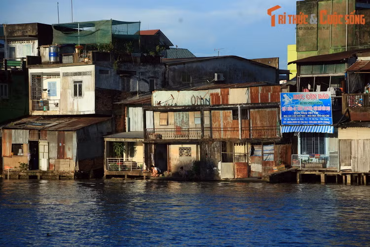 Bước vào thời Pháp thuộc, sông Bảo Định trở thành con sông đầu tiên ở Nam Bộ được dùng phương tiện cơ giới là chiếc xáng múc để nâng cấp dòng chảy.